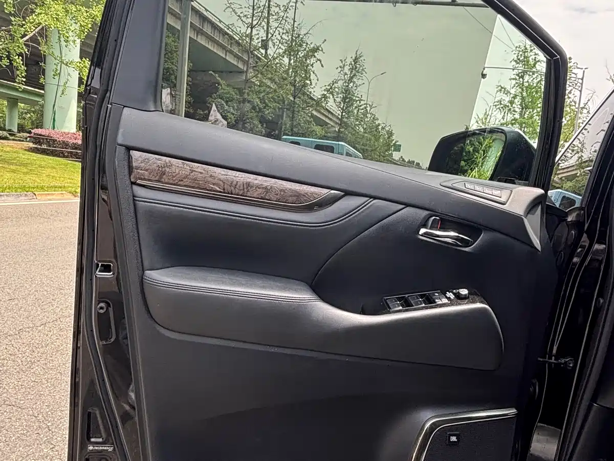 Toyota Alphard 2021 Hybrid 2.5L Premium фото 5