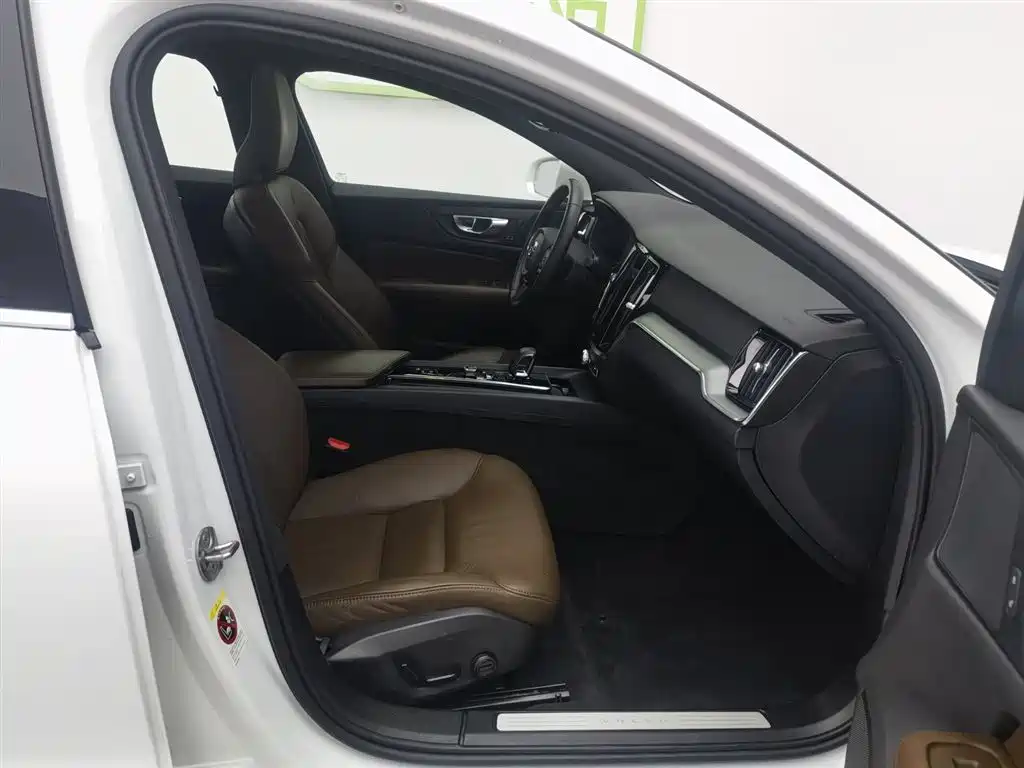 Volvo S60 2023 B4 Smart Comfort Luxury Edition фото 23