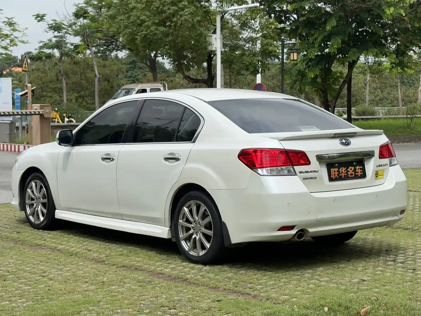 Subaru Legacy 2010 Model 2.5i Luxury Edition фото 8