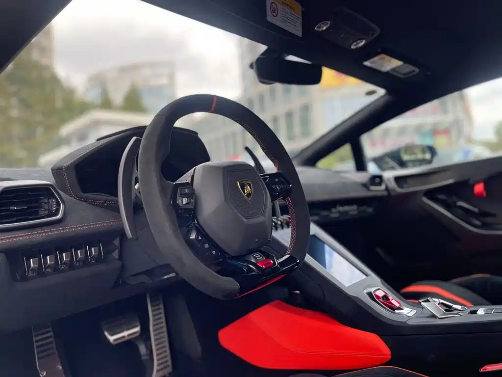 LAMBORGHINI HURACÁN