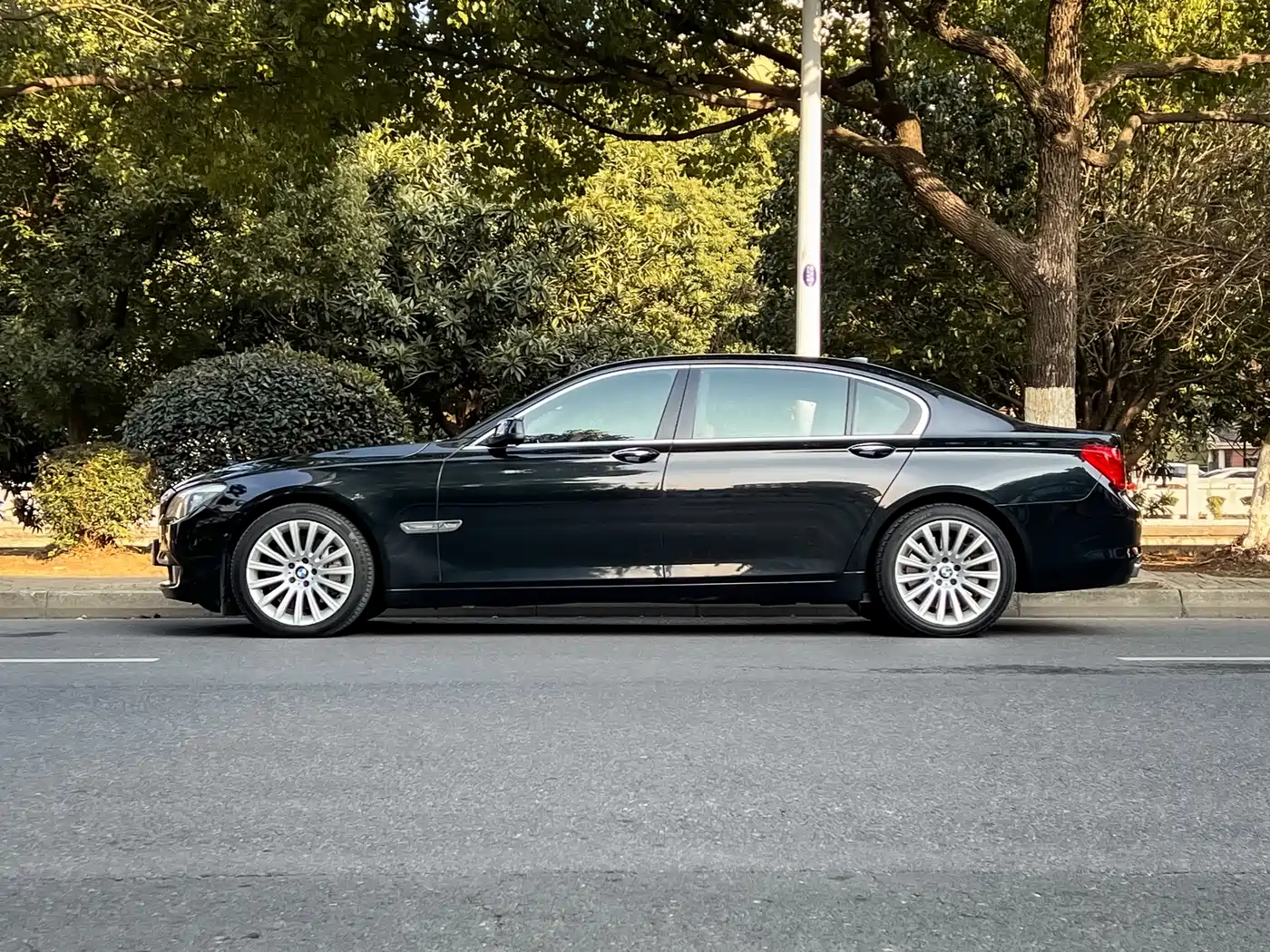 BMW 7 Series 2010 760Li фото 7
