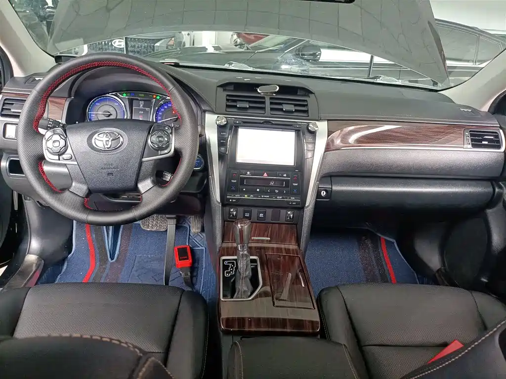 Toyota Camry 2016 Hybrid 2.5HG 10th Anniversary Luxury Navigation Edition фото 6