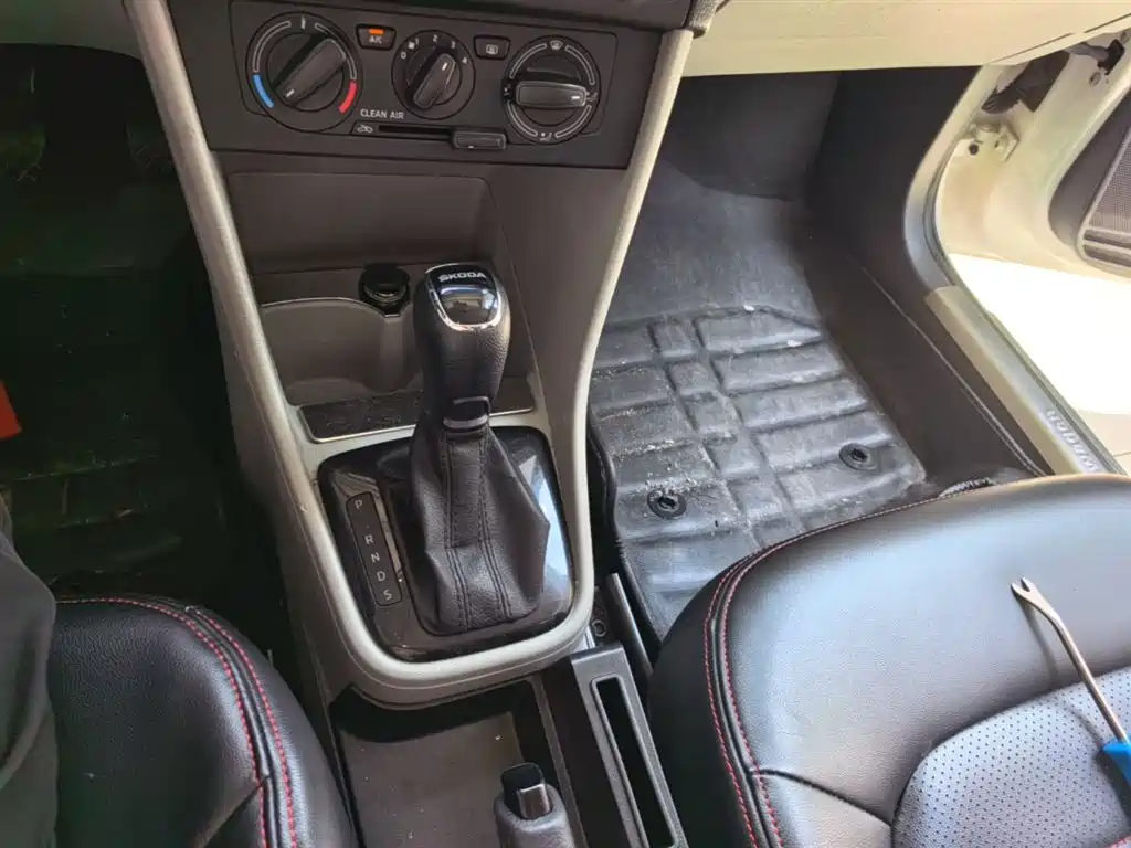 Škoda Rapid 2016 1.6L Automatic Forward Edition фото 14