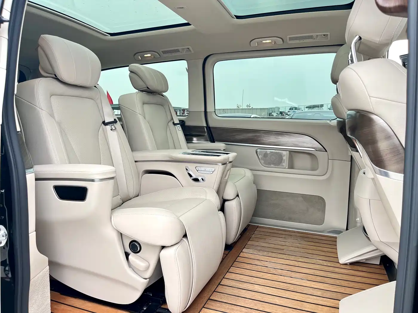 Mercedes-Benz V-Class 2021 V 260 L Long Wheelbase Premium Edition фото 15