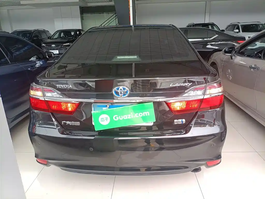 Toyota Camry 2016 Hybrid 2.5HG 10th Anniversary Luxury Navigation Edition фото 4