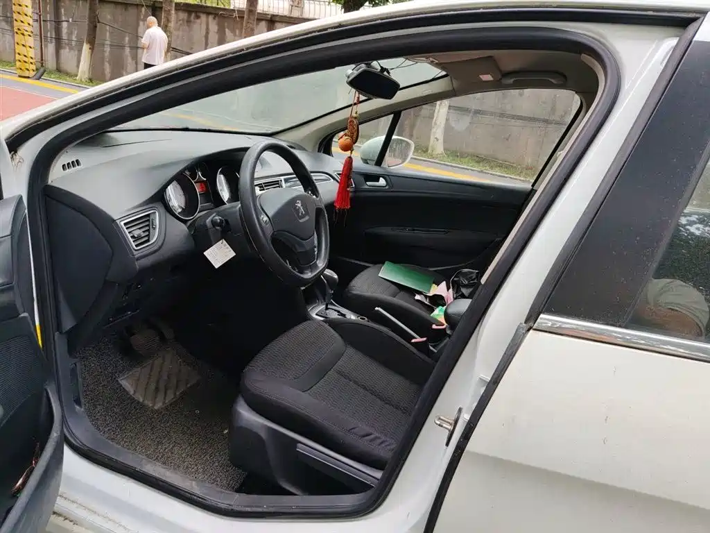 Peugeot 308 2014 Model Joy Edition Classic 1.6L Automatic Superior Style фото 8