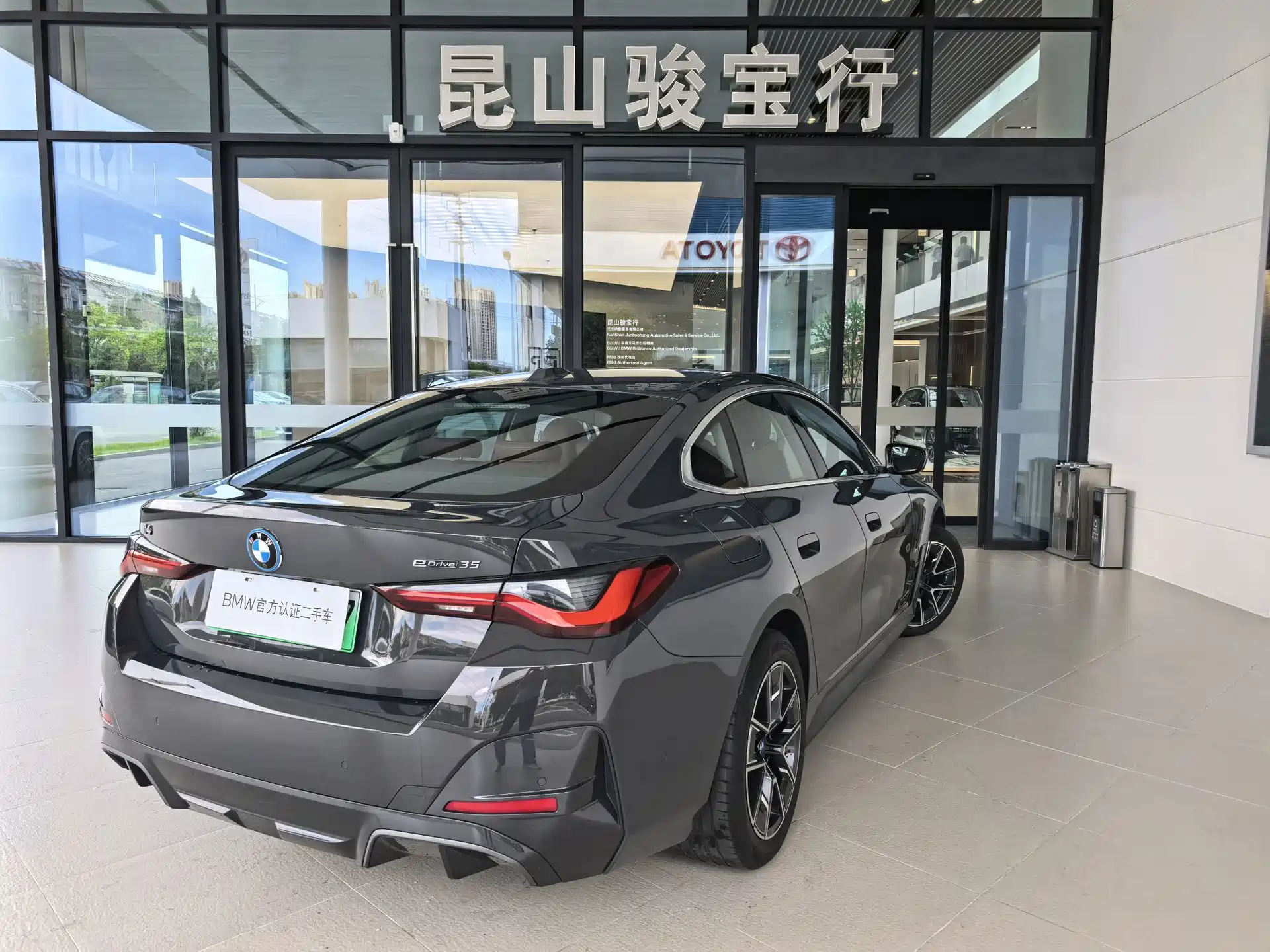 Фото 14 - BMW i4