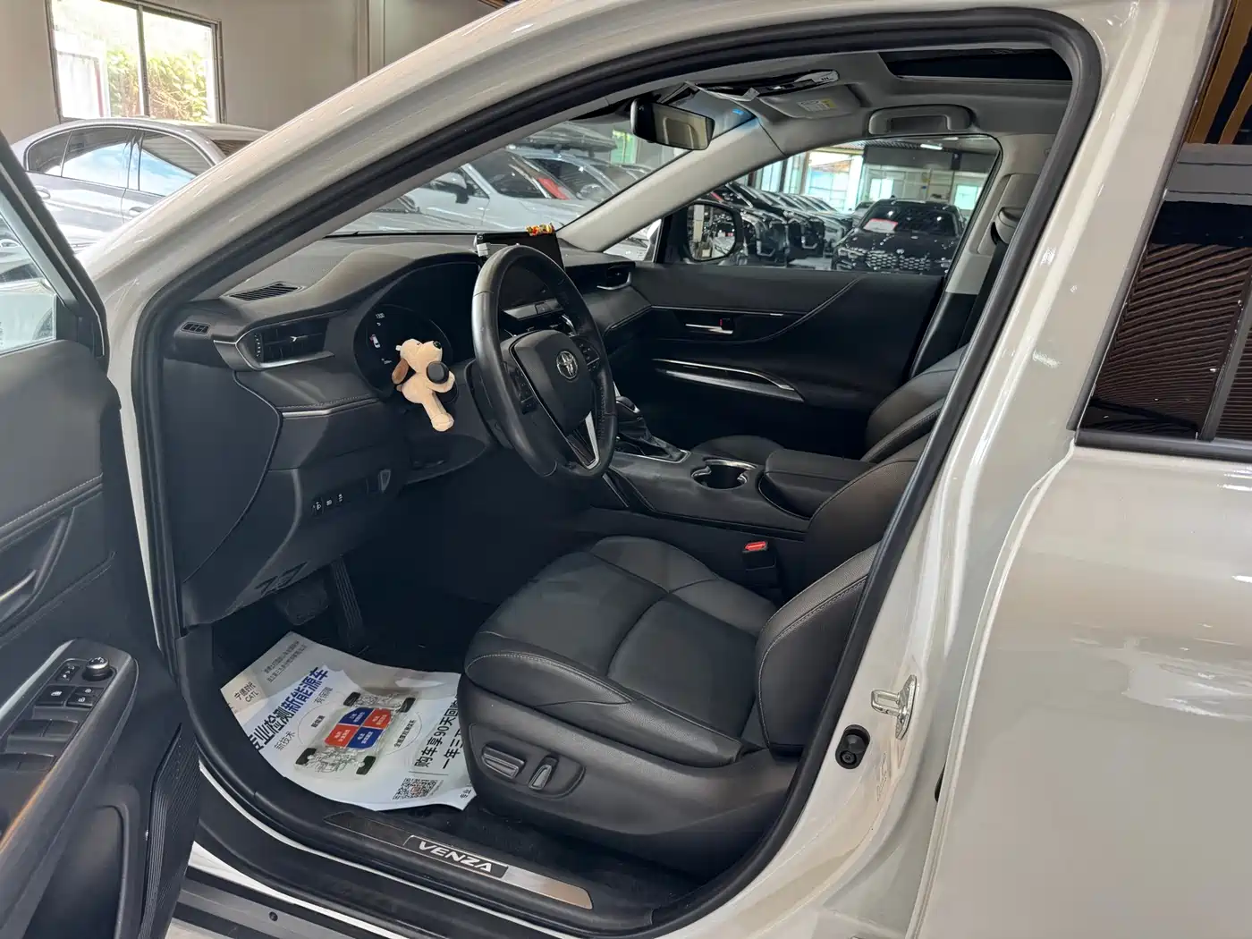 Toyota Venza 2023 2.0L CVT FWD Luxury фото 8