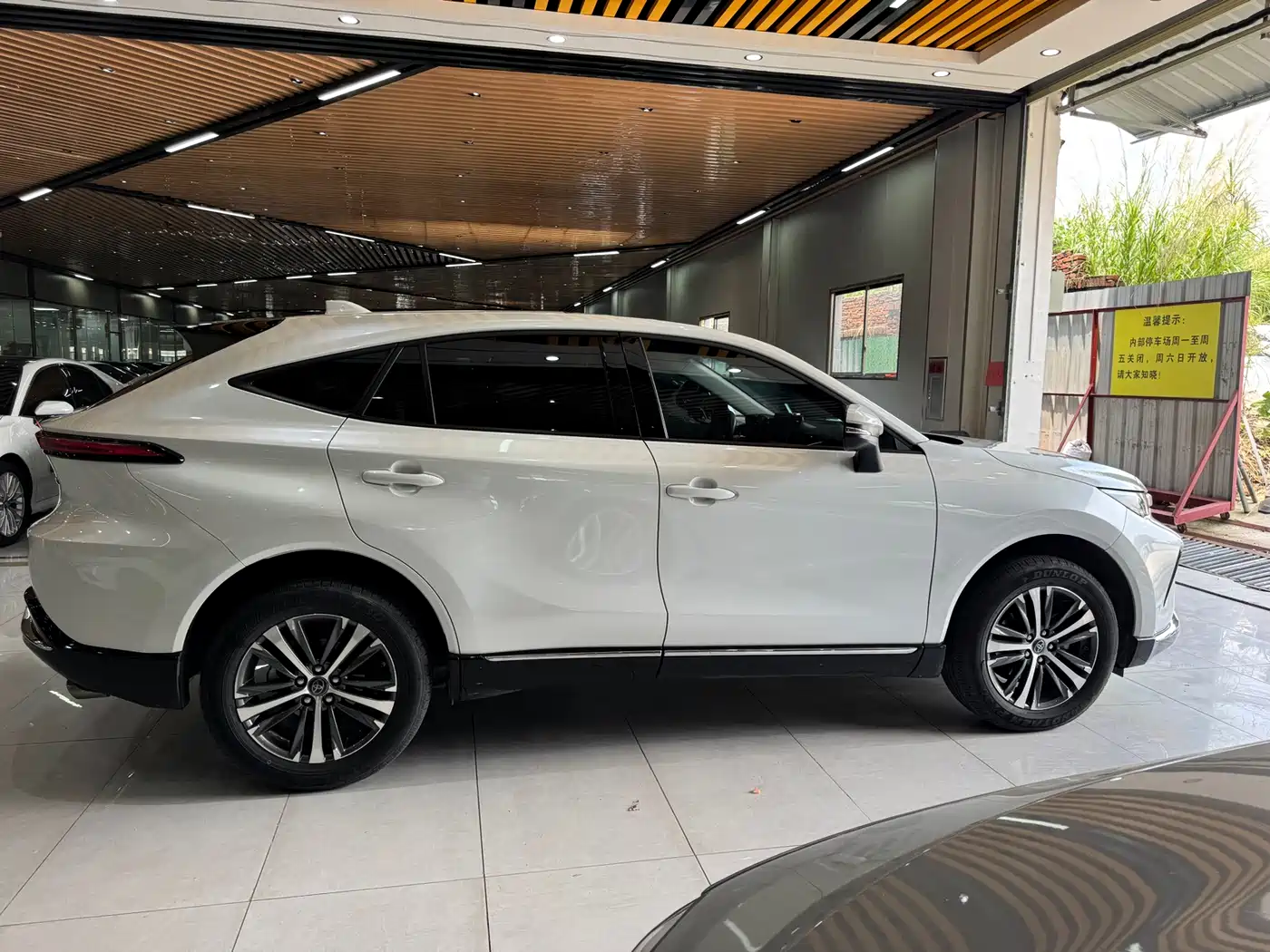 Toyota Venza 2023 2.0L CVT FWD Luxury фото 38