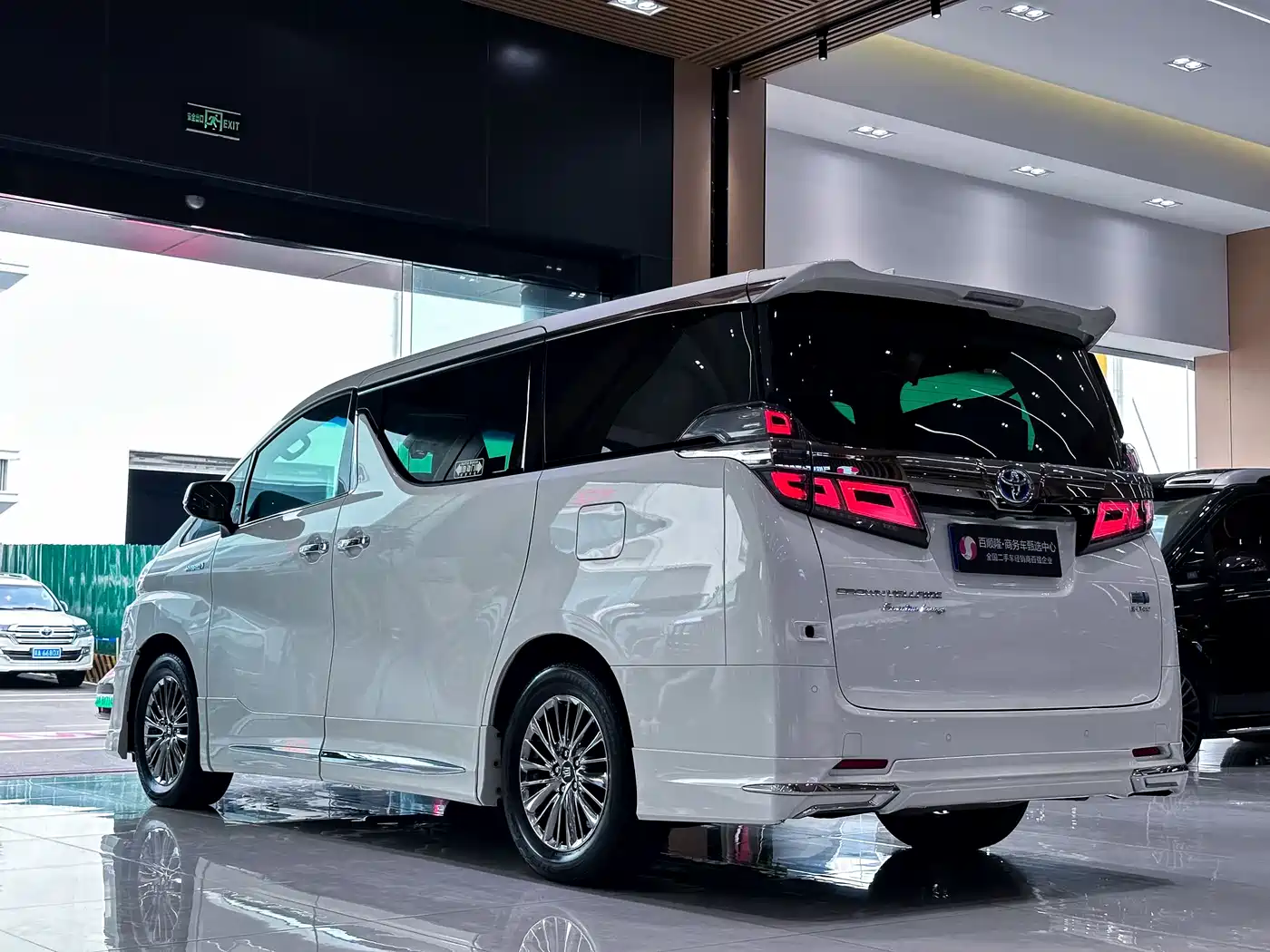 Toyota Vellfire 2021 Crown Hybrid 2.5L HV Premium Edition фото 4
