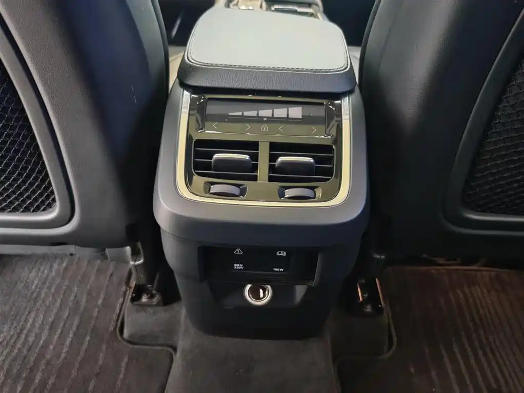 Фото 14 - Volvo XC90