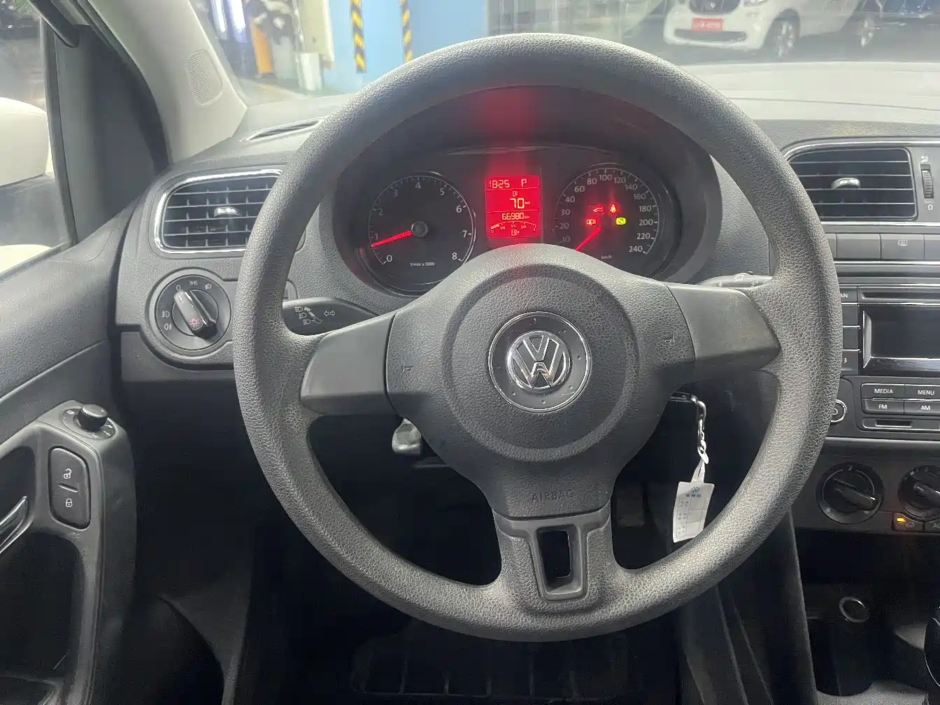 Volkswagen Polo 2013 1.4L Automatic Luxury Edition фото 9