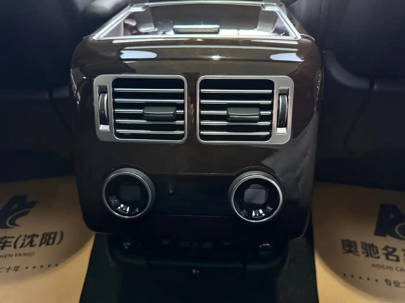 Land Rover Range Rover 2022 3.0 L6 400PS Heritage Extended Classic Edition фото 20