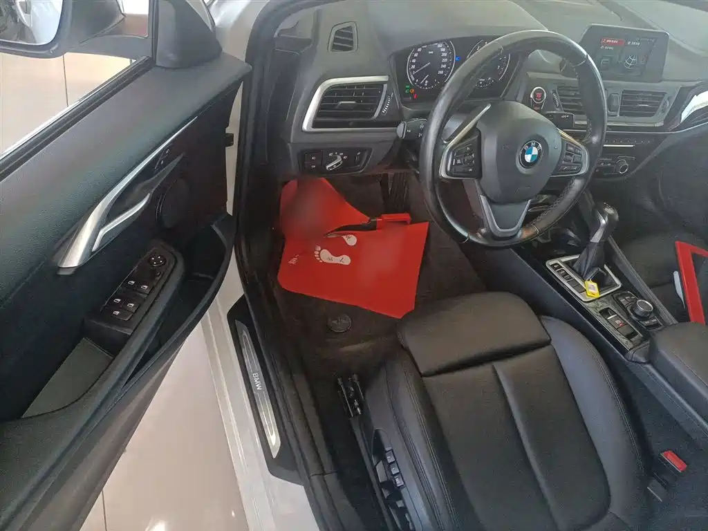 BMW 1 Series 2018 118i Sport Edition фото 16