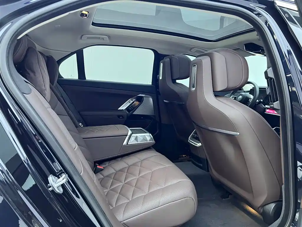 BMW 7 Series 2023 Model 735Li M Sport Package фото 22