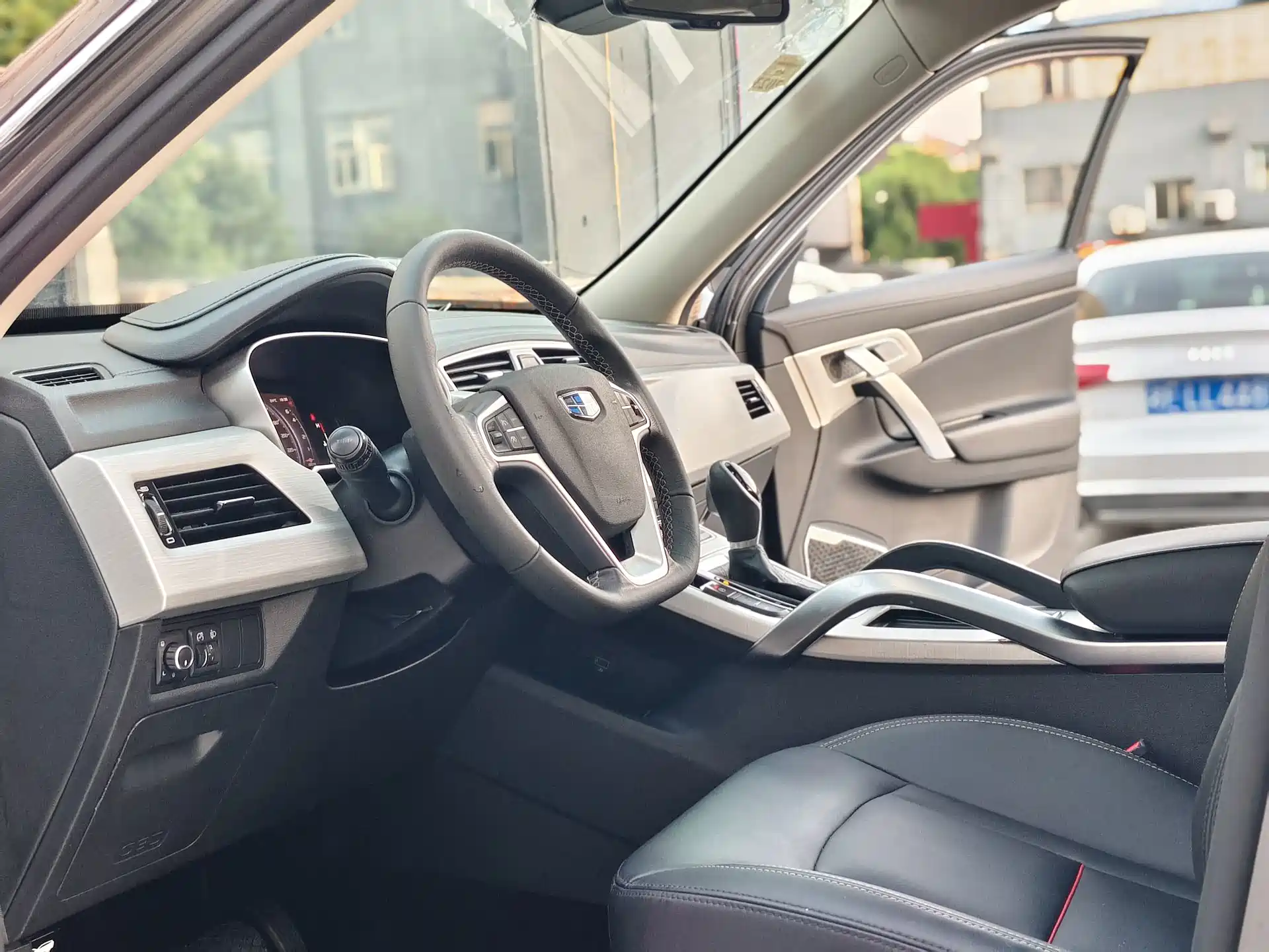 Фото 8 - Geely Atlas