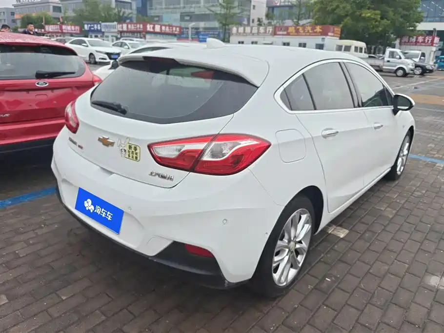 Chevrolet Cruze 2017 1.4T Hatchback DCT Leading Edge Edition фото 3