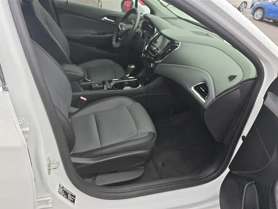 Chevrolet Cruze 2017 1.4T Hatchback DCT Leading Edge Edition фото 8