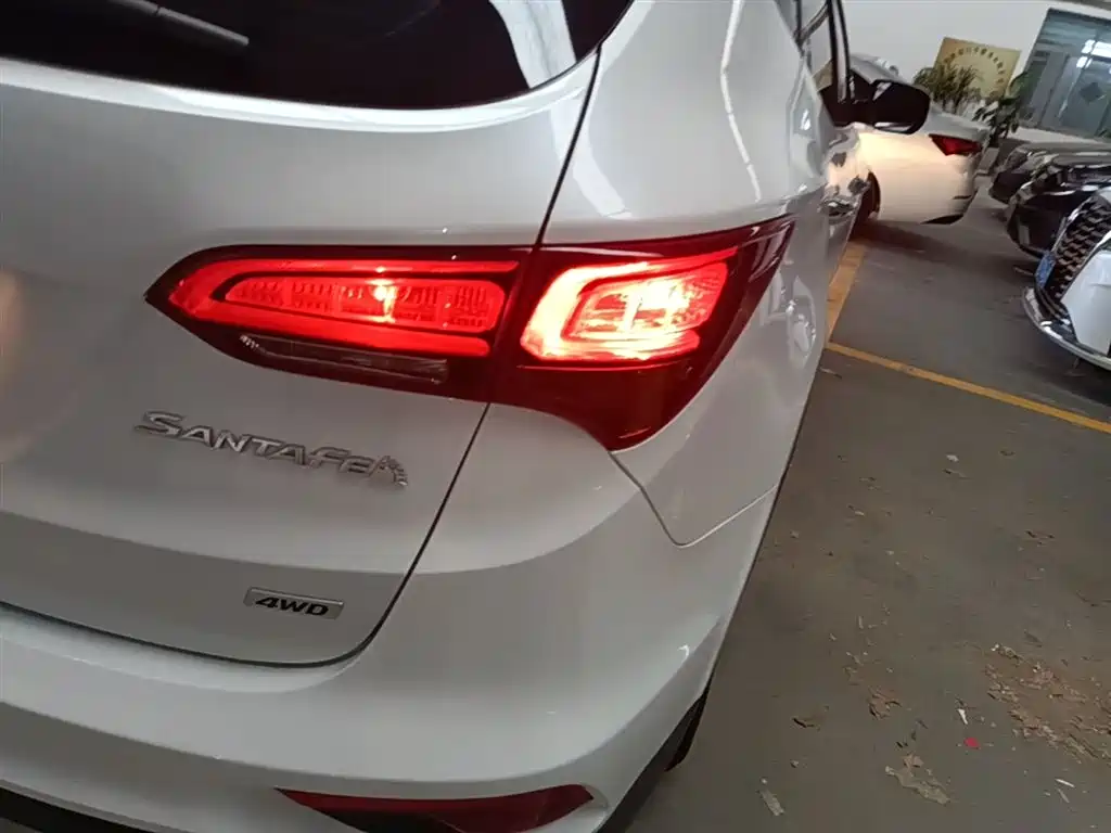 Hyundai Santa Fe 2017 2.0T Automatic 4WD Intelligent 7-Seater фото 8