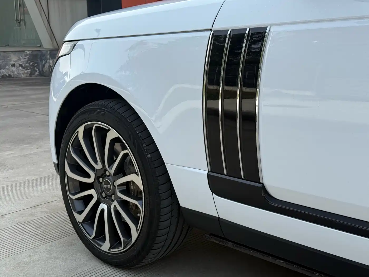 Land Rover Range Rover 2018 3.0 SC V6 Golden Age Edition фото 10