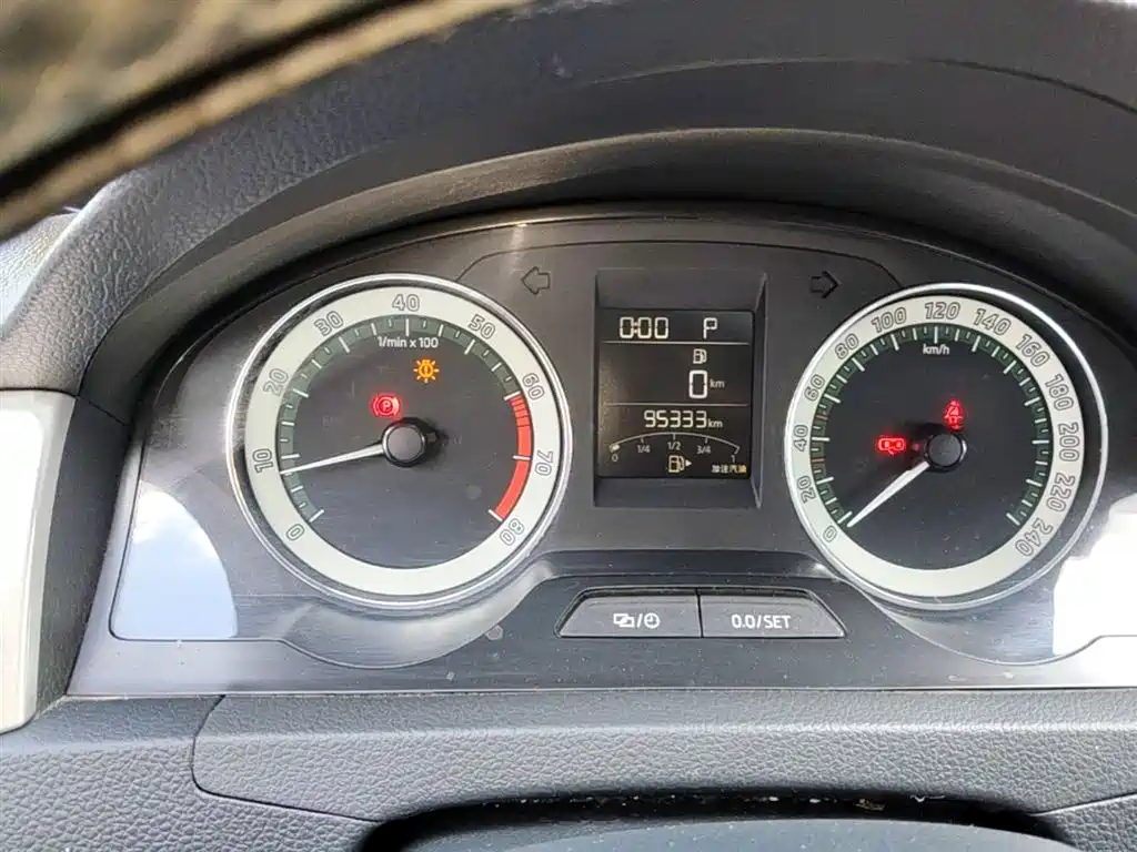 Škoda Rapid 2018 1.6L Automatic Comfort Edition фото 12