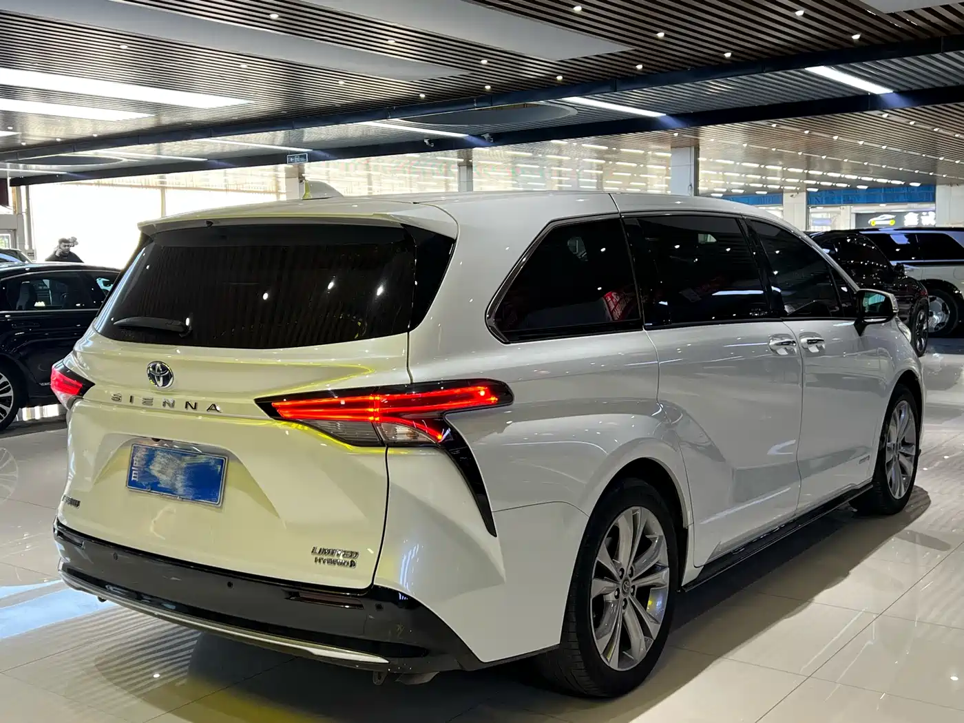 Toyota Sienna 2023 2.5L Hybrid Premium Edition фото 4
