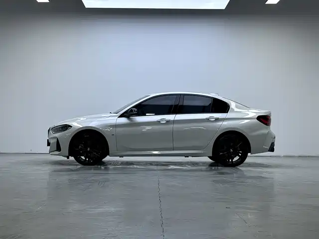 BMW 1 Series 2023 125i M Sport Shadow Edition фото 4