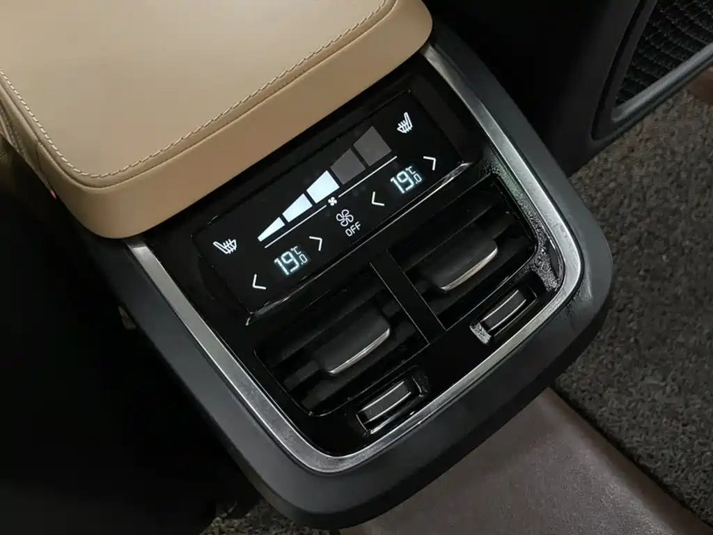 Фото 25 - Volvo XC90