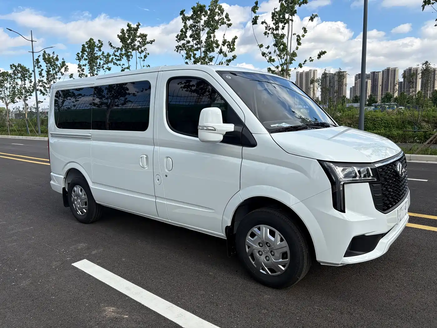 SAIC Maxus Xintu V80 2025 PRO Pride Transport 2.0T Manual Short Wheelbase Ultra-low Roof 5/6 Seats фото 2
