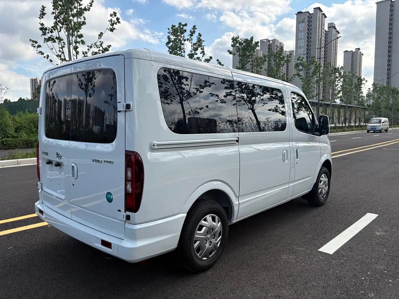 SAIC Maxus Xintu V80 2025 PRO Pride Transport 2.0T Manual Short Wheelbase Ultra-low Roof 5/6 Seats фото 3