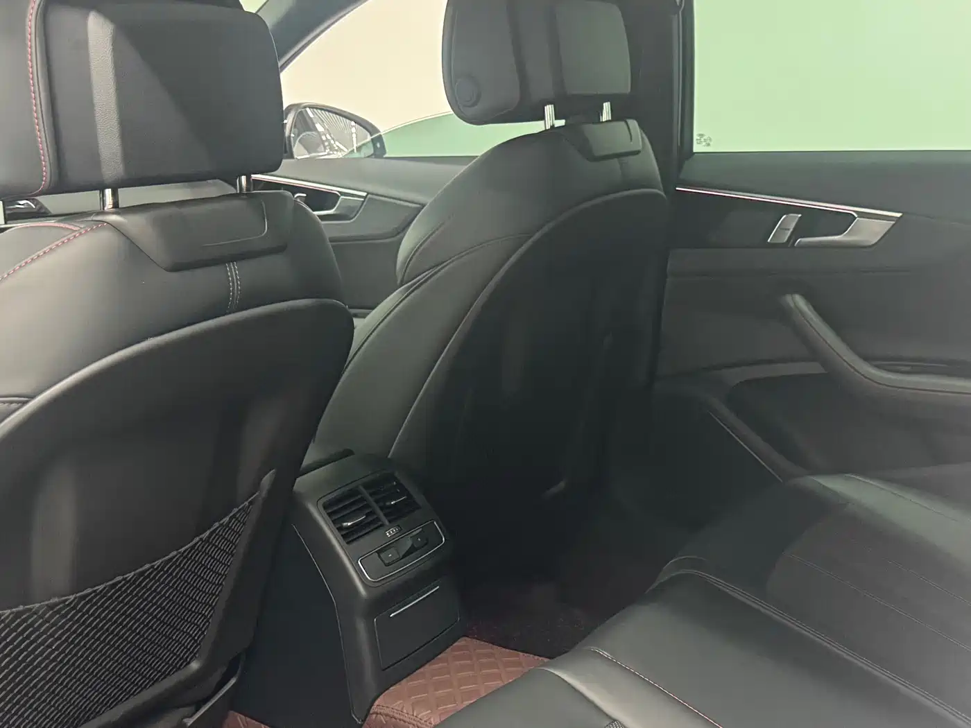 Audi A4L 2025 2 Million Celebration Edition 40 TFSI Luxury Dynamic фото 14