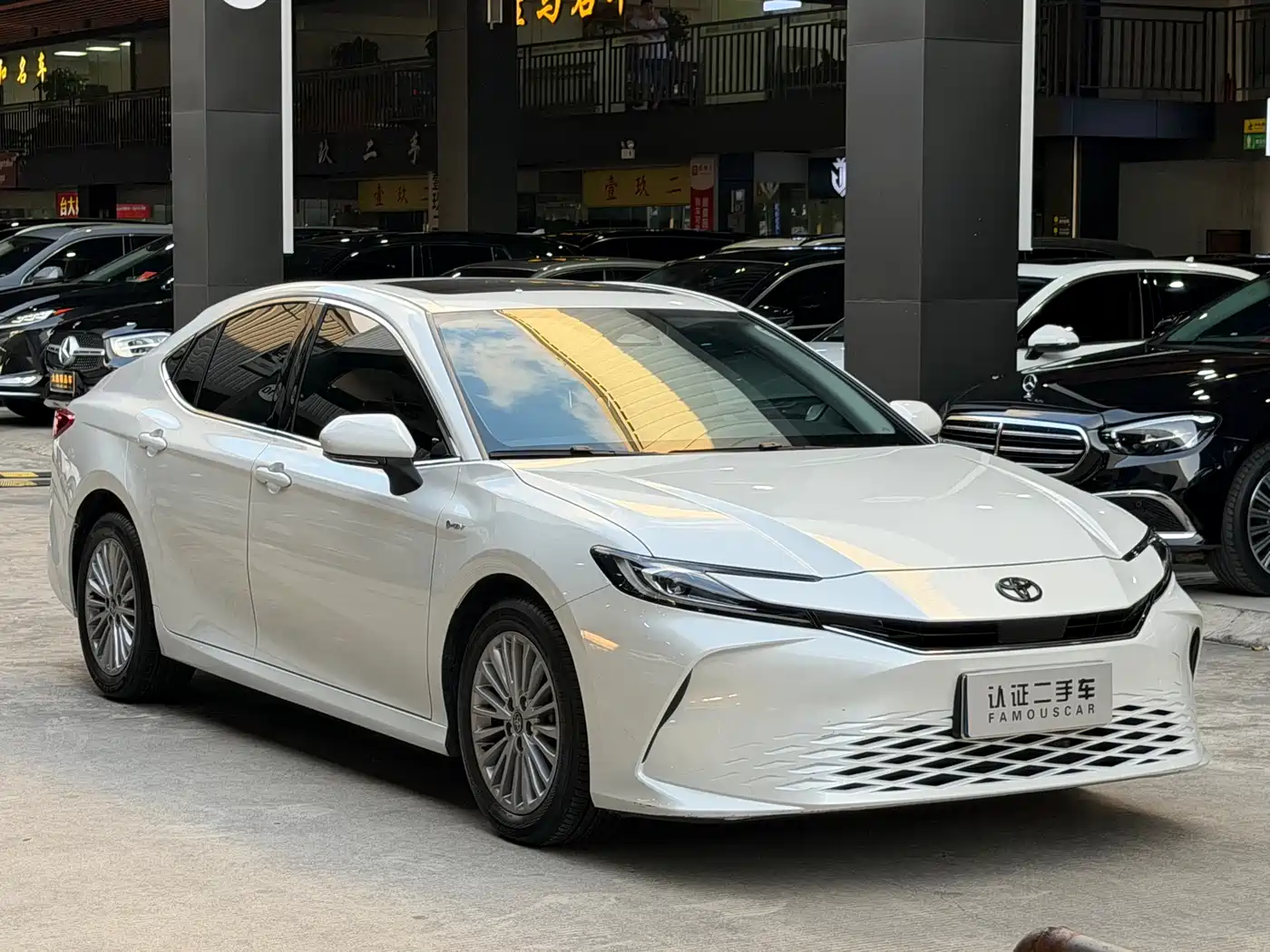 Toyota Camry 2024 Hybrid 2.0HE Elite Edition фото 3