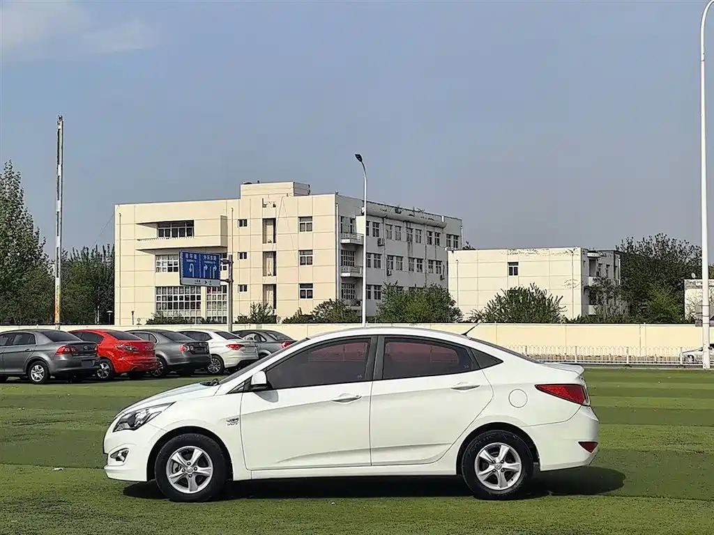 Hyundai Verna 2014 1.4L Automatic Smart GLS фото 3