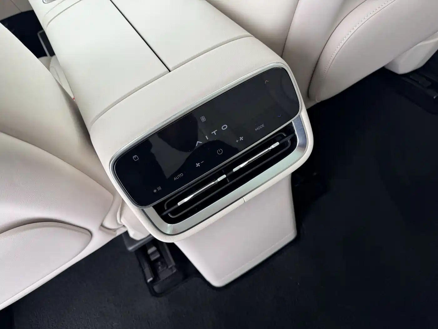 AITO Wenjie AITO M8 2025 Range Extender Max+ Edition 53.4kWh 5-seater фото 15