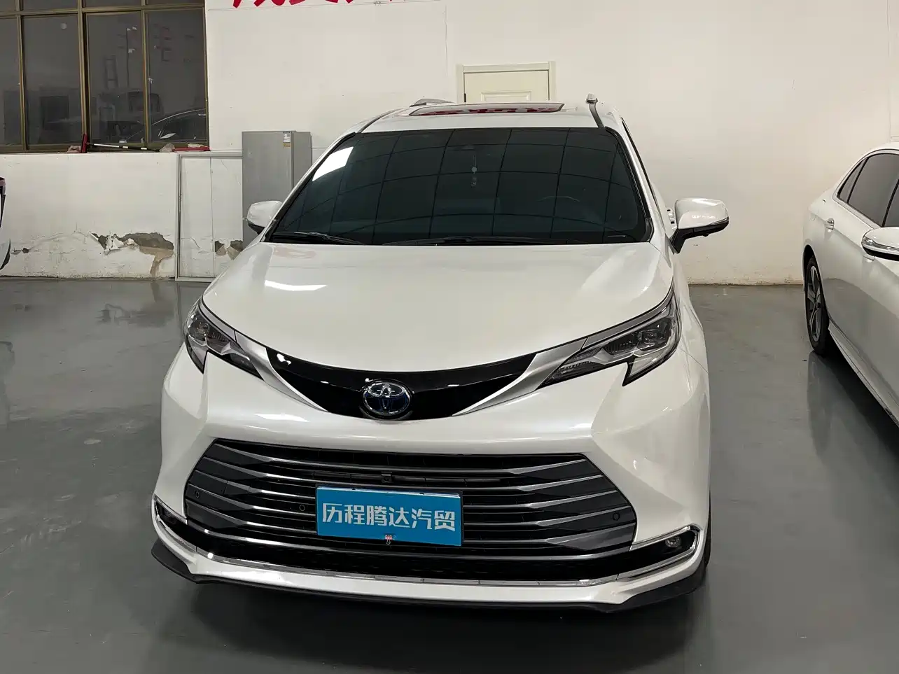 Toyota Sienna 2023 2.5L Hybrid Ultimate Edition фото 2