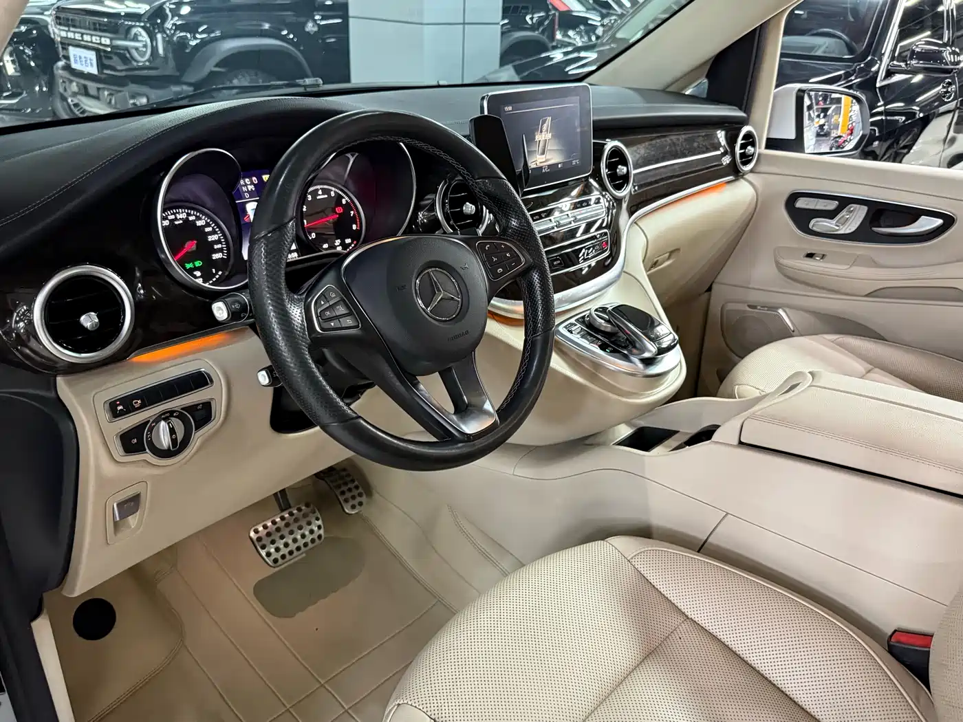 Mercedes-Benz V-Class 2017 Model V 260 L Premium Extended Edition фото 9
