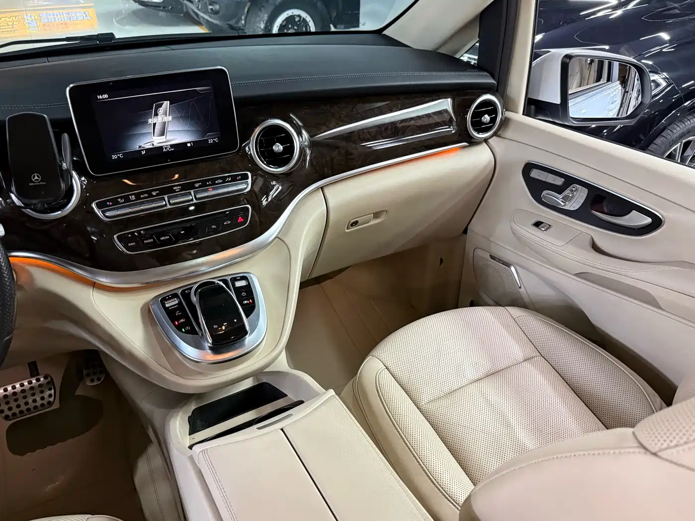 Mercedes-Benz V-Class 2017 Model V 260 L Premium Extended Edition фото 13