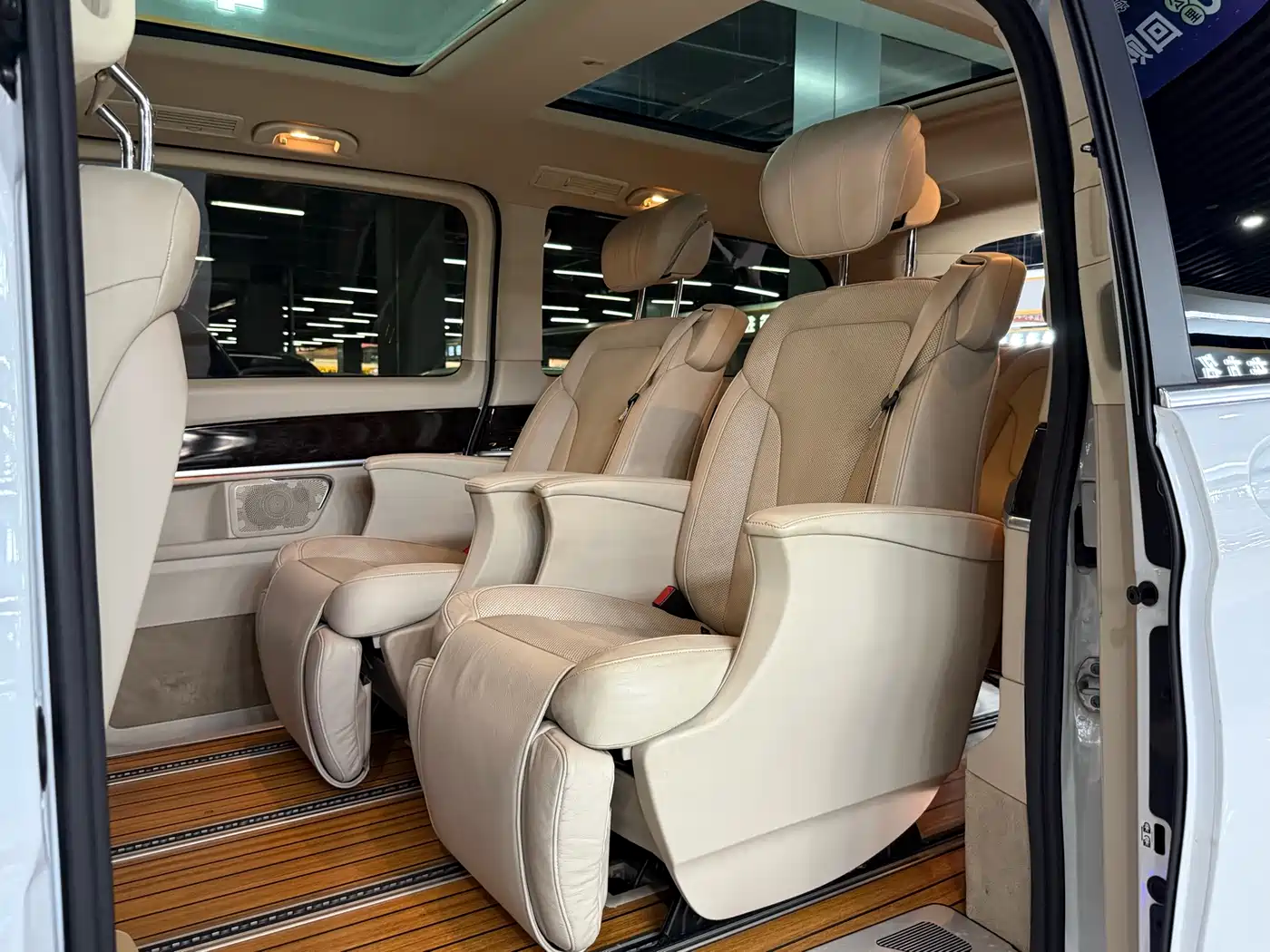 Mercedes-Benz V-Class 2017 Model V 260 L Premium Extended Edition фото 15
