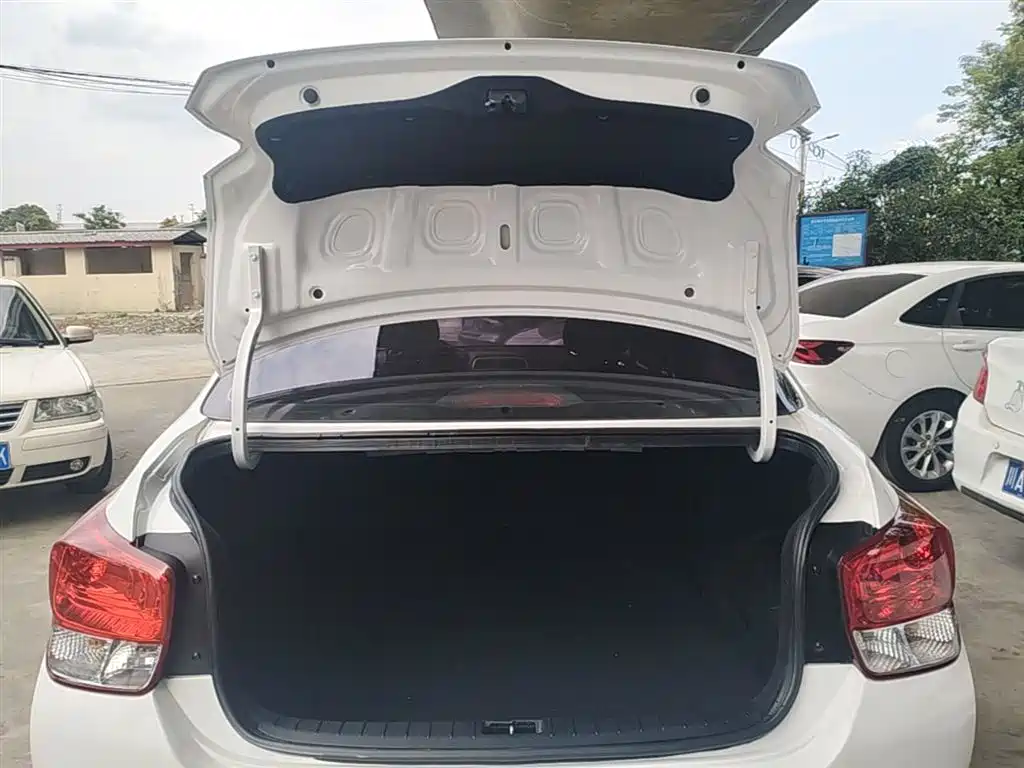 Hyundai Verna 2017 1.4L Automatic Leap Enjoyment Edition China VI фото 19