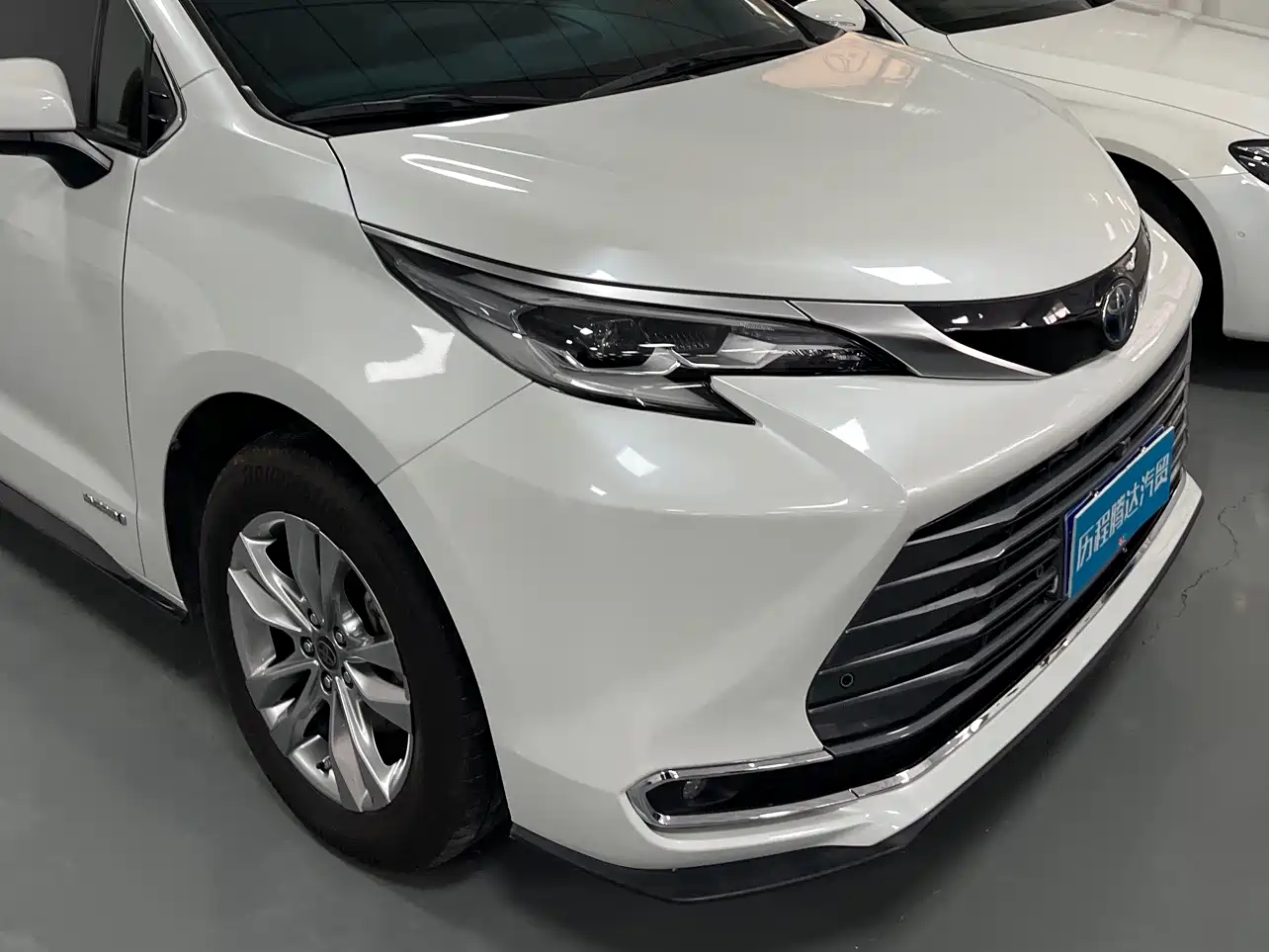 Toyota Sienna 2023 2.5L Hybrid Ultimate Edition фото 4
