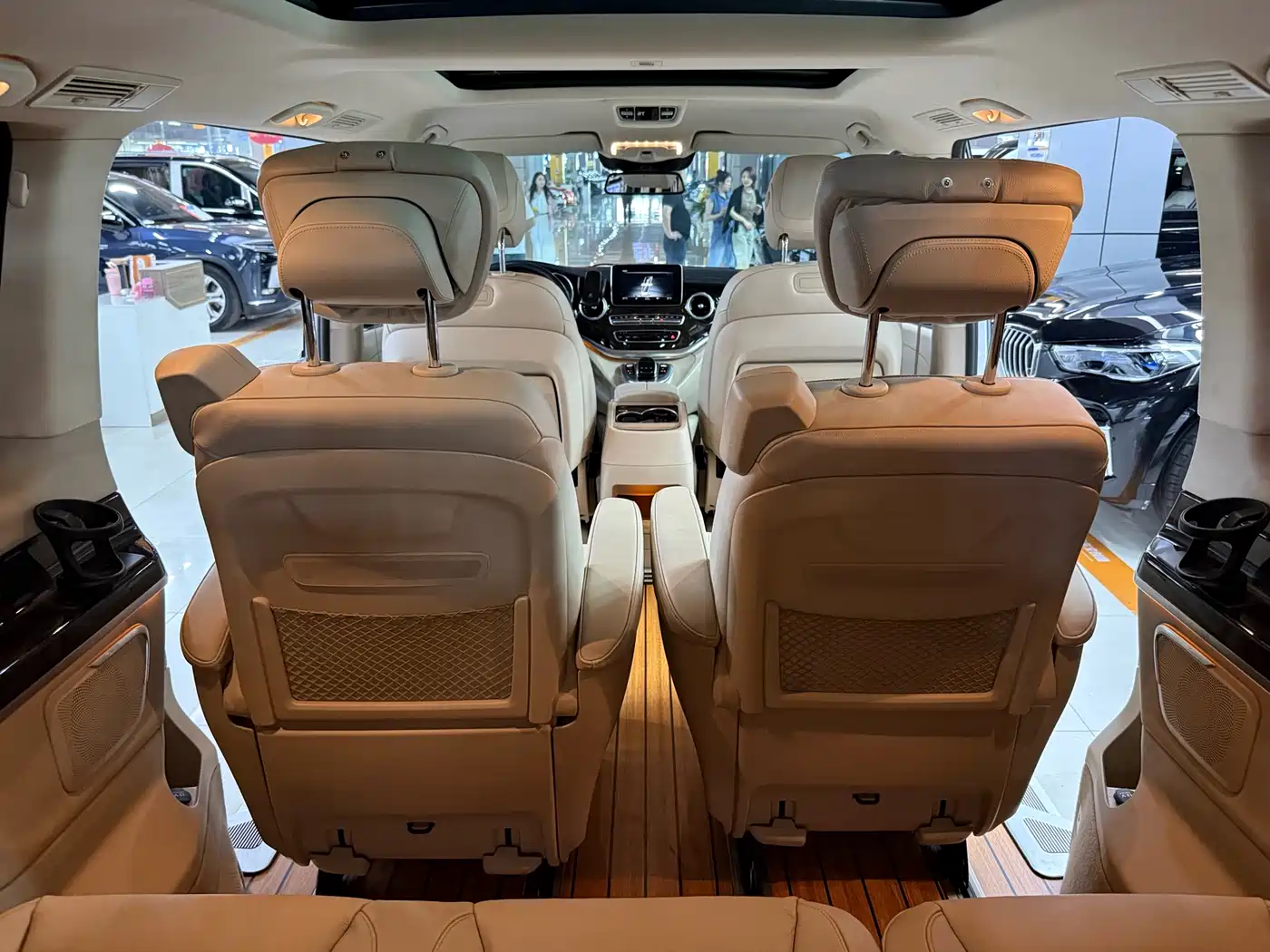Mercedes-Benz V-Class 2017 Model V 260 L Premium Extended Edition фото 20
