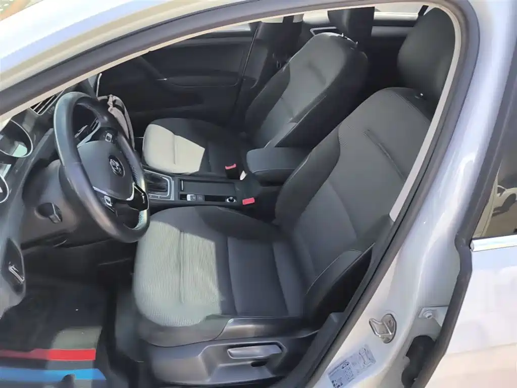VOLKSWAGEN GOLF*PURE ELECTRICITY