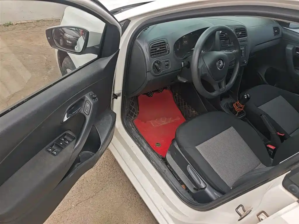 Volkswagen Polo 2014 1.4L Manual Trend Edition фото 16