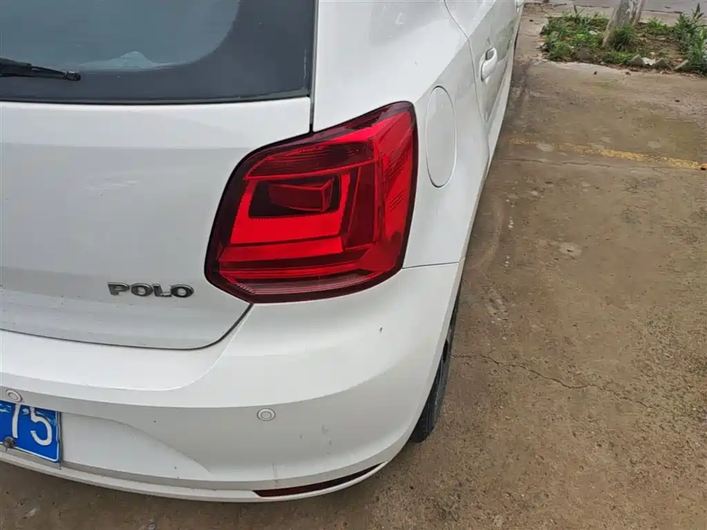 Volkswagen Polo 2014 1.4L Manual Trend Edition фото 8