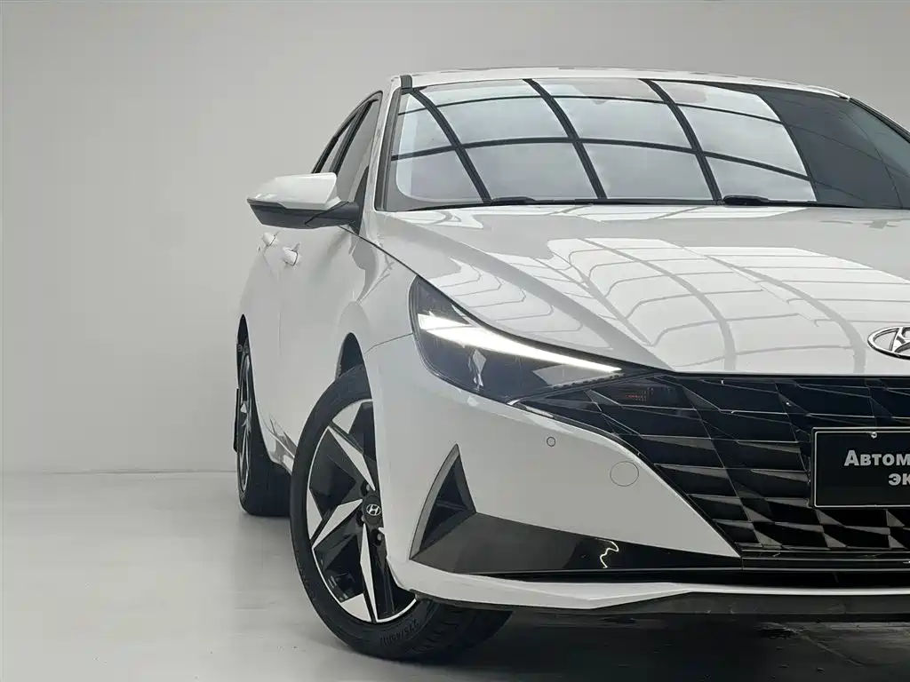 Hyundai Elantra 2021 1.5L CVT LUX Premium Edition фото 5