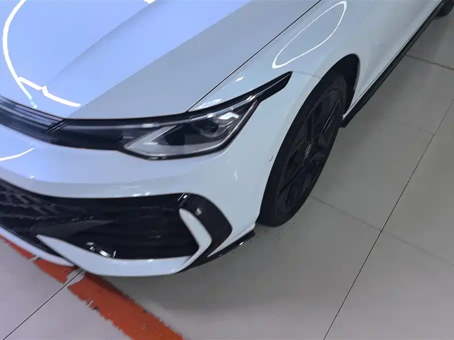 Volkswagen Golf 2025 300TSI R-Line фото 5