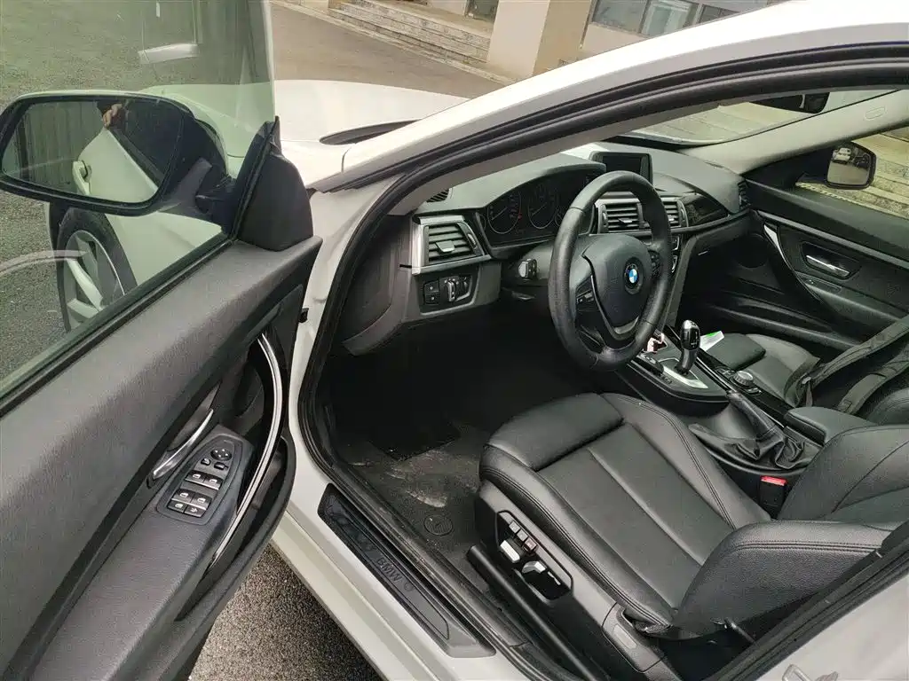BMW 3 Series GT 2018 320i Fashion фото 12
