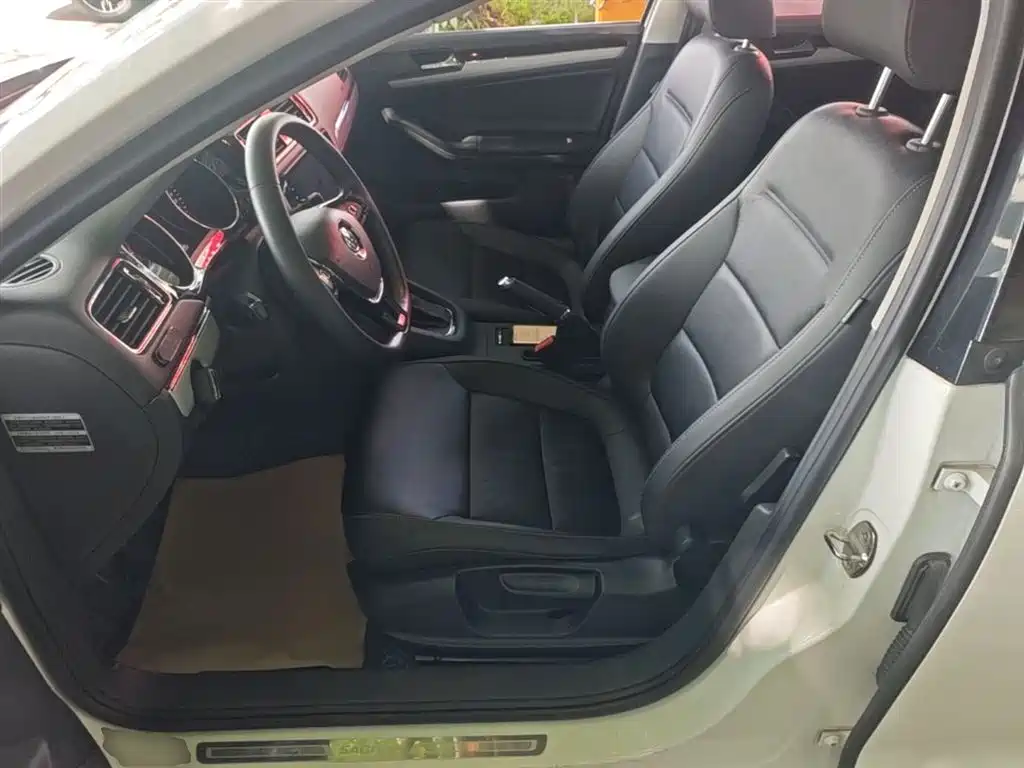 Volkswagen Sagitar 2017 1.6L Automatic Comfort фото 15