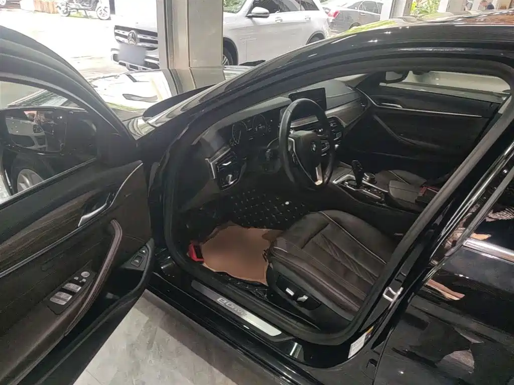BMW 5 Series New Energy 2019 530Le Luxury Package фото 16