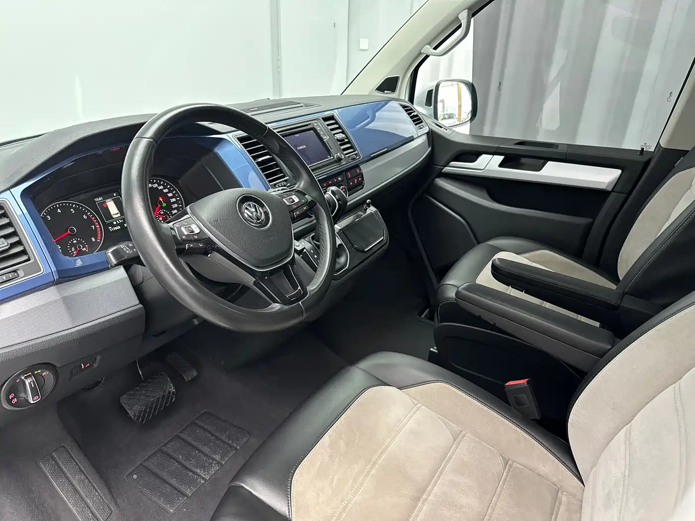 Volkswagen Multivan 2018 2.0TSI 4WD Leisure Edition 7-Seater фото 18